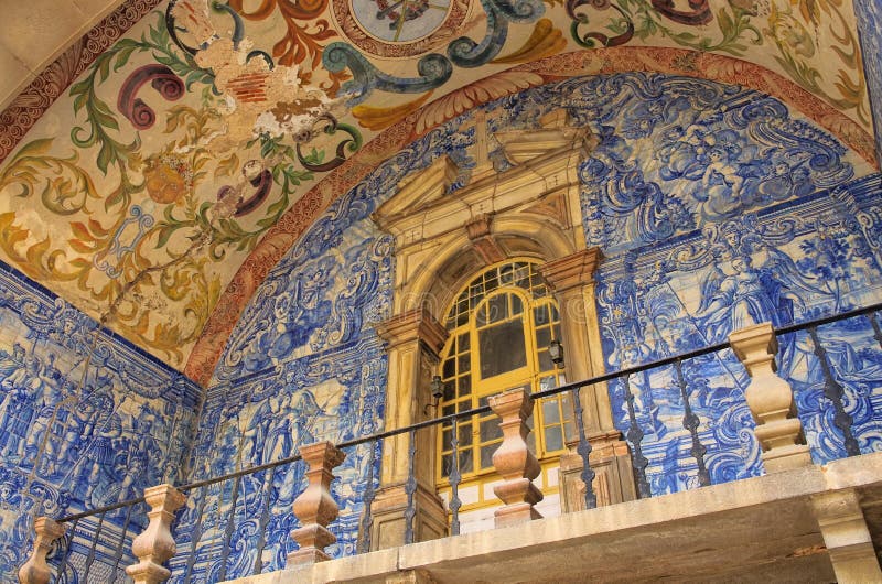 Azulejo Português Nas Escadas Da Catedral Foto de Stock - Imagem de  arquitetura, santo: 18767698