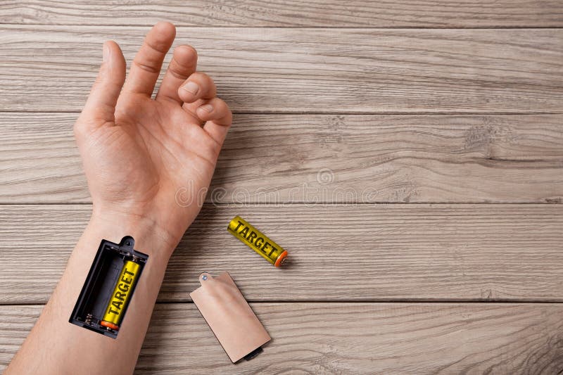 Obiettivo Mano di un uomo con la scanalatura per caricare l'obiettivo delle batterie immagine stock libera da diritti Obiettivo Mano di un uomo con la scanalatura per caricare l'obiettivo delle batterie immagine stock libera da diritti
