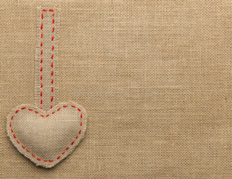 Objet de couture de toile à sac de forme de coeur Fond réparé de toile de jute photos libres de droits Objet de couture de toile à sac de forme de coeur Fond réparé de toile de jute photos libres de droits