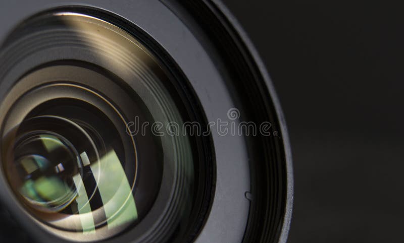 Objetiva do close-up e reflexão preta do fundo fotos de stock royalty free Objetiva do close-up e reflexão preta do fundo fotos de stock royalty free