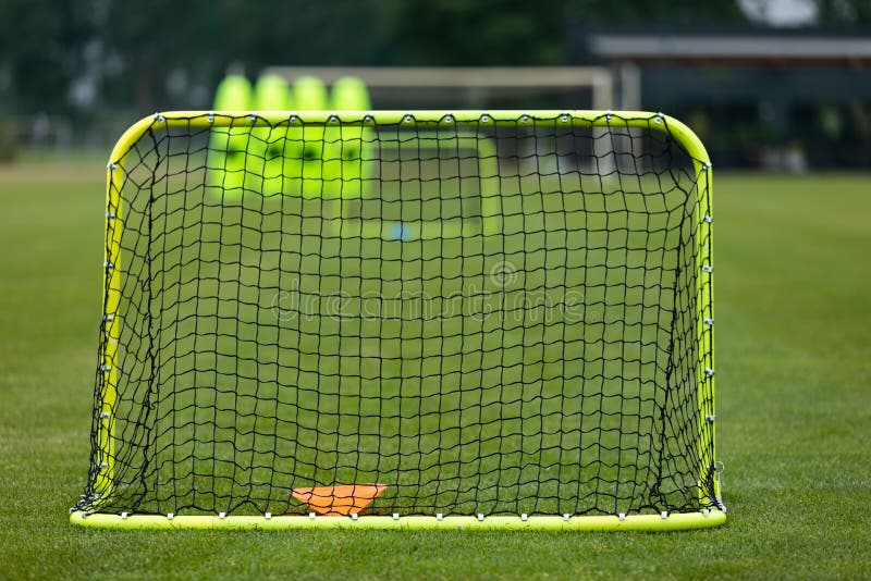 Bola Amarela Do Futebol No Fundo Branco Imagem de Stock - Imagem de branco,  brinquedo: 62304359