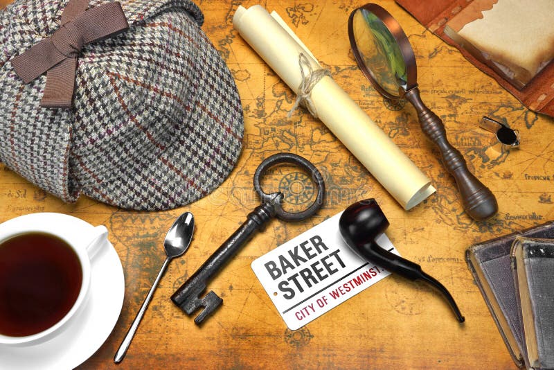 Objetos de Sherlock Holmes Deerstalker Cap And Other en mapa viejo fotografía de archivo Objetos de Sherlock Holmes Deerstalker Cap And Other en mapa viejo fotografía de archivo