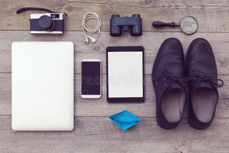 Objetos modernos e retros organizados na tabela de madeira Fundamentos da aventura para o homem foto de stock Objetos modernos e retros organizados na tabela de madeira Fundamentos da aventura para o homem foto de stock
