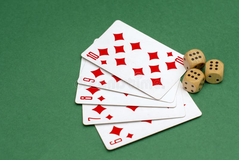 Objetos para o pôquer de jogo em cartões do casino e dados de jogo, dados fotos de stock Objetos para o pôquer de jogo em cartões do casino e dados de jogo, dados fotos de stock