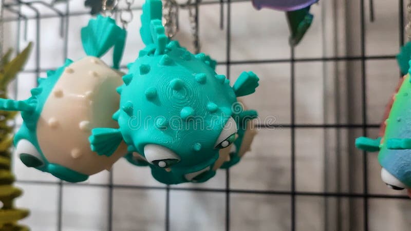 Objets clés sous forme de modèles de jouets de poisson imprimés sur imprimante 3D clips vidéos