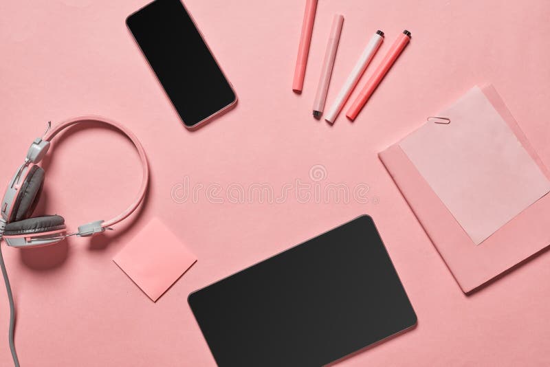 Objets d'entreprise pour la planification de travail smartphone et lunettes de vue du gestionnaire. Objets d'entreprise pour la planification de travail smartphone et lunettes de gestionnaire sur fond rose