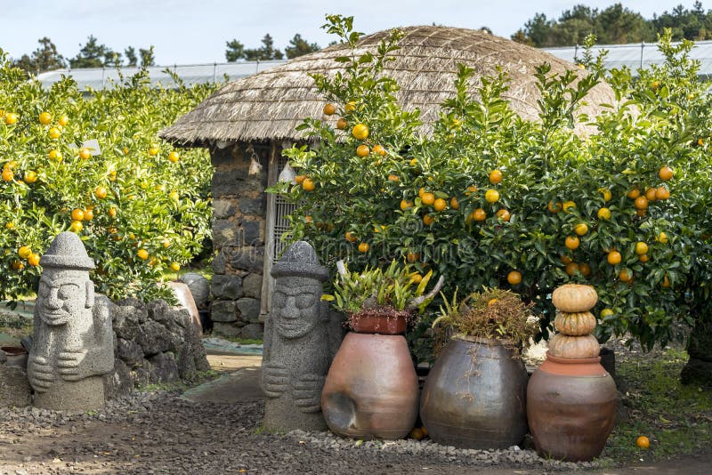 Objets façonnés décoratifs en dehors d'une maison coréenne traditionnelle dans un village folklorique photographie stock Objets façonnés décoratifs en dehors d'une maison coréenne traditionnelle dans un village folklorique photographie stock