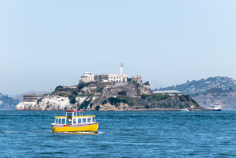 Objeżdża boats/ferryboats otacza sławną Więźniarską wyspę Alcatraz zdjęcie royalty free Objeżdża boats/ferryboats otacza sławną Więźniarską wyspę Alcatraz zdjęcie royalty free