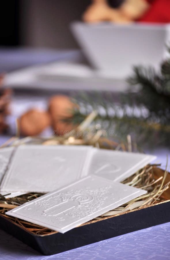 Oblea blanca de la Navidad tradicional en la tabla Oplatek foto de archivo libre de regalías Oblea blanca de la Navidad tradicional en la tabla Oplatek foto de archivo libre de regalías
