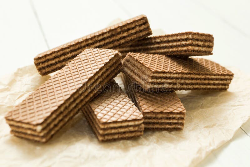 Obleas del chocolate en una tabla de madera blanca fotografía de archivo libre de regalías Obleas del chocolate en una tabla de madera blanca fotografía de archivo libre de regalías