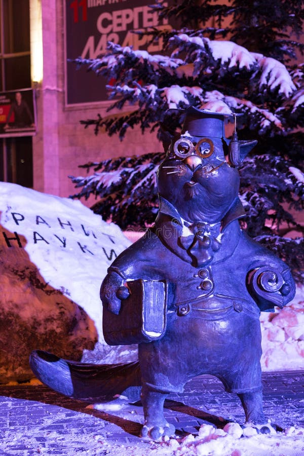 Obninsk,俄罗斯- 2016年1月:对猫科学家的纪念碑在Obninsk 免版税库存图片 Obninsk,俄罗斯- 2016年1月:对猫科学家的纪念碑在Obninsk 免版税库存图片