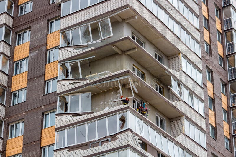 Obninsk Ryssland - April 22, 2018: Skada till loggior på ett hus för 20 våning som ett resultat av en vind för stark orkan arkivbilder Obninsk Ryssland - April 22, 2018: Skada till loggior på ett hus för 20 våning som ett resultat av en vind för stark orkan arkivbilder