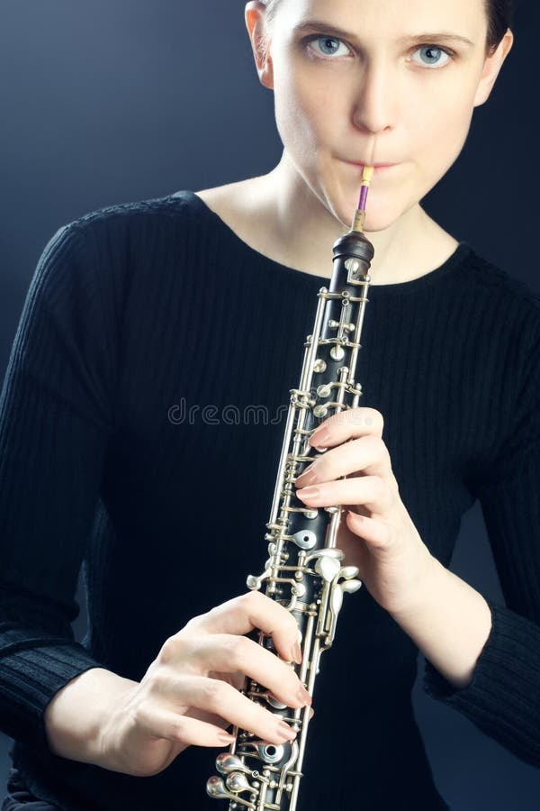 oboe musikinstrument das oboist spielt stockbild  bild