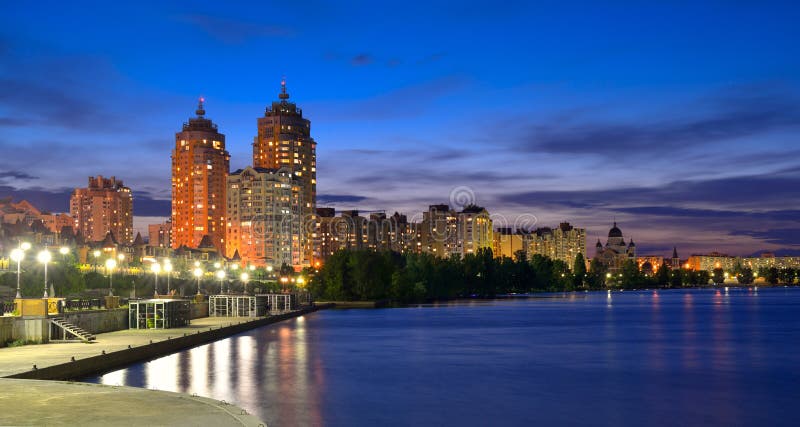 Uferpromenade von Obolon am Dnepr lizenzfreies stockfoto
