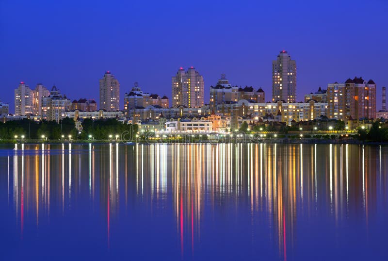 Obolon-Ufer am Dnepr in Kiew lizenzfreies stockfoto