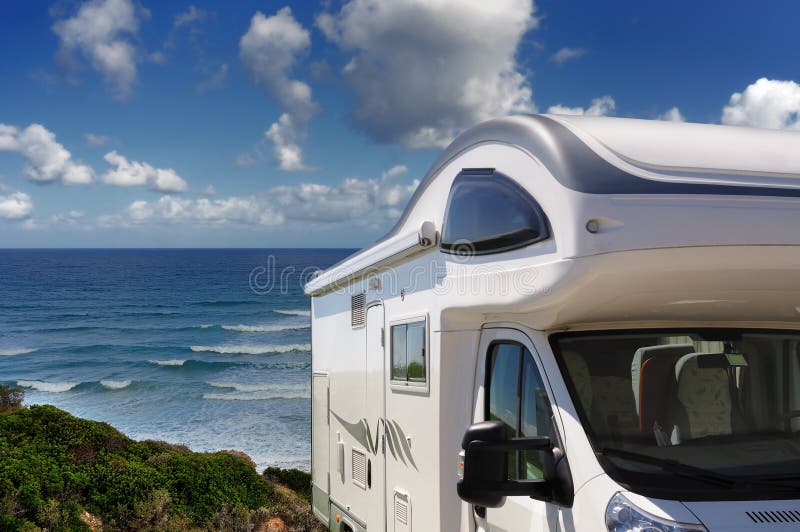 Obozowicz parkujący na plaży przy Buggerru, Sardinia, obraz stock Obozowicz parkujący na plaży przy Buggerru, Sardinia, obraz stock