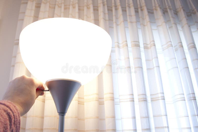 Obracający dalej lampę w domu obraz stock Obracający dalej lampę w domu obraz stock