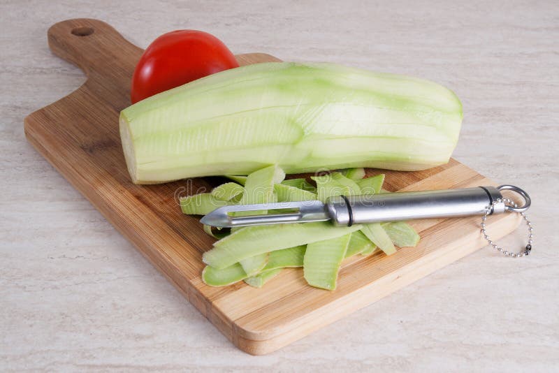 Obrany zucchini na catting desce zdjęcia stock Obrany zucchini na catting desce zdjęcia stock