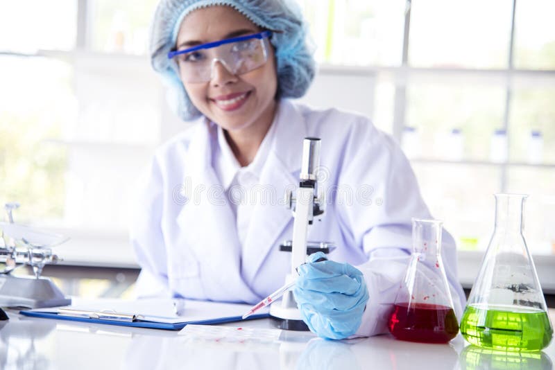 Obraz laboratorium kobiet-naukowców portretu azjatyckiego. specjalistka medycyny zajmująca się patologiem w dziedzinie badań nad k zdjęcie royalty free