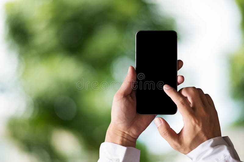 Obraz makijażu ręcznego trzymającego biały telefon komórkowy z białym pustym białym fotografia stock Obraz makijażu ręcznego trzymającego biały telefon komórkowy z białym pustym białym fotografia stock