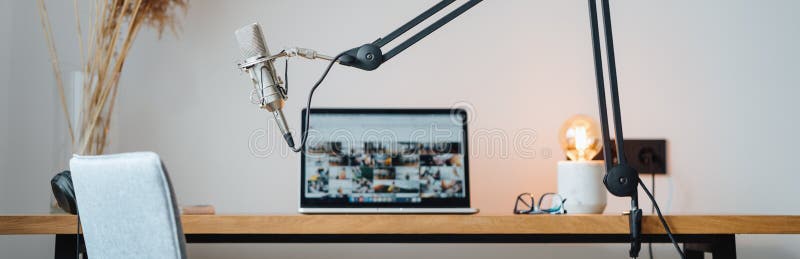 Obraz szeroki. studio podcast wnętrze. sala domowa dla podcaster fotografia stock