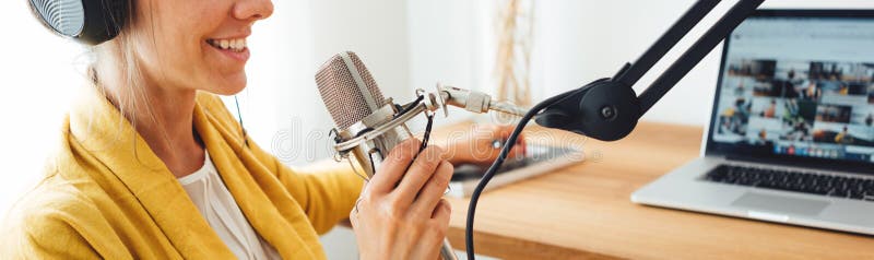 Obraz szeroki. uśmiechnięta kobieta-gospodarz radia nagrywa i transmituje swój podcast ze studia zdjęcie royalty free