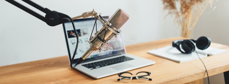 Obraz szeroki. wnętrze studio radiowe. sala domowa dla podkastów obraz stock