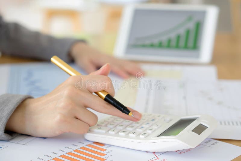 Obrazek kobiety ręka z kalkulatorem i papierami zdjęcia stock Obrazek kobiety ręka z kalkulatorem i papierami zdjęcia stock