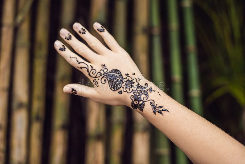 Obrazek ludzka ręka dekorował z henna tatuażem Mehendi ręka zdjęcie stock Obrazek ludzka ręka dekorował z henna tatuażem Mehendi ręka zdjęcie stock