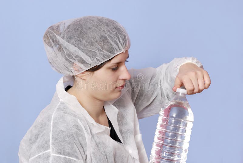 Obrero de sexo femenino en la industria de embotellamiento foto de archivo libre de regalías Obrero de sexo femenino en la industria de embotellamiento foto de archivo libre de regalías