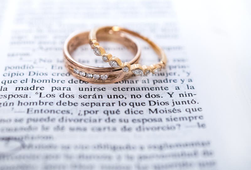 Obrączki ślubne i Hiszpański biblii święte pisma