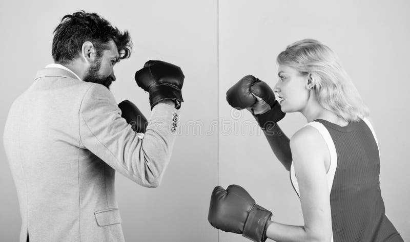 Obs?uguje formalnego kostium i sportow? kobieta boksu walk? Para w mi?o?ci wsp??zawodniczy w boksie ?e?scy i m?scy boksery walczy fotografia stock Obs?uguje formalnego kostium i sportow? kobieta boksu walk? Para w mi?o?ci wsp??zawodniczy w boksie ?e?scy i m?scy boksery walczy fotografia stock