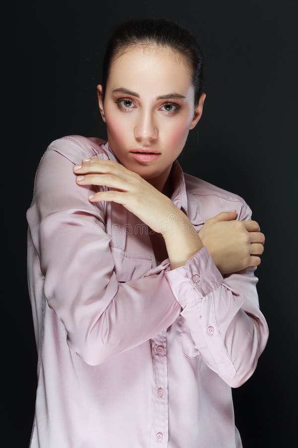 Obscuridade assustado da mulher imagens de stock