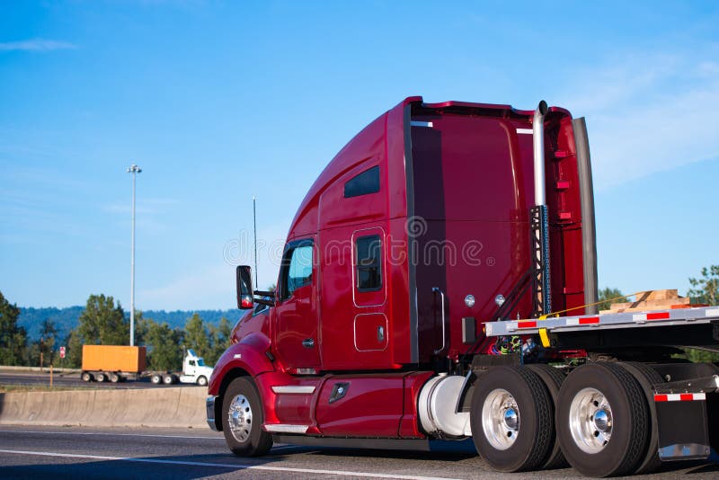 Do Equipamento Caminhão Grande Azul Semi Que Transporta Semi O Reboque Em  Frem Arqueado Foto de Stock - Imagem de dezoito, carga: 113842734