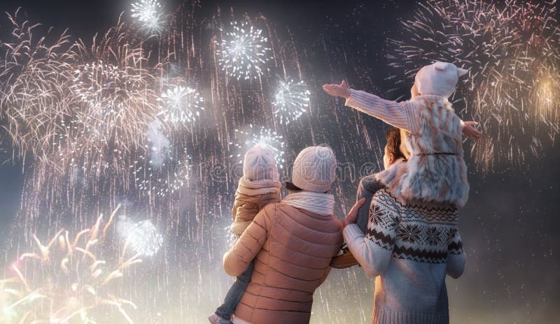 Famille regardant des feux d'artifice image stock
