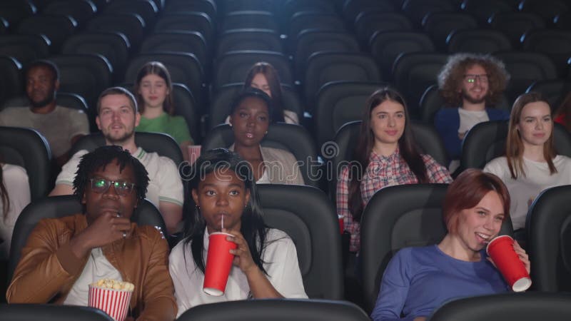 Observation humoristique d'assistance multiraciale au cinéma. clips vidéos