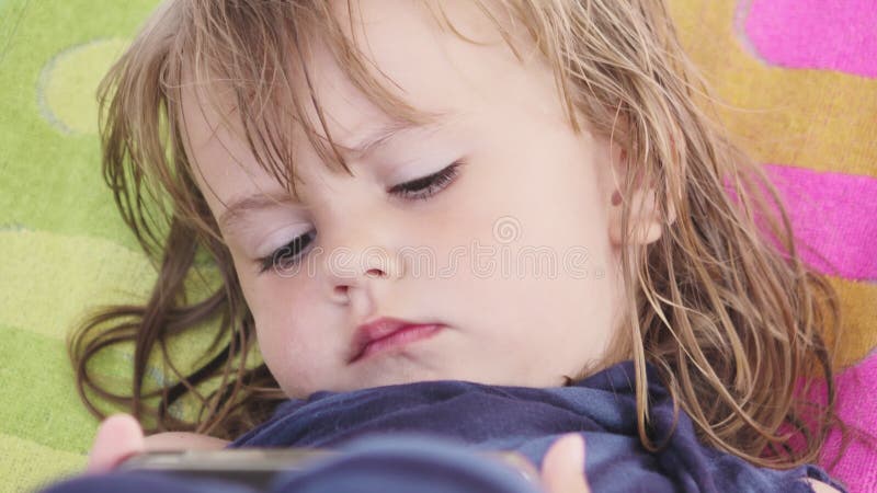 Observation smartphone adorable petite fille de banque de vidéos