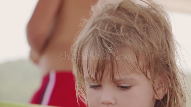 Observation smartphone adorable petite fille de banque de vidéos