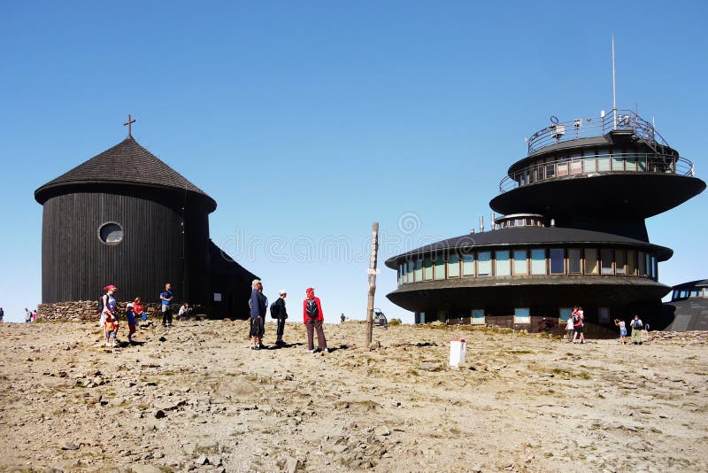 Observatorio y capilla meteorológicos de Sniezka foto de archivo libre de regalías Observatorio y capilla meteorológicos de Sniezka foto de archivo libre de regalías