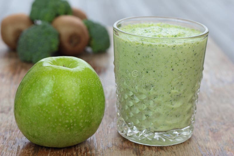 Obst und Gemüse Smoothie stockbild. Bild von essen, flüssigkeit - 51162223