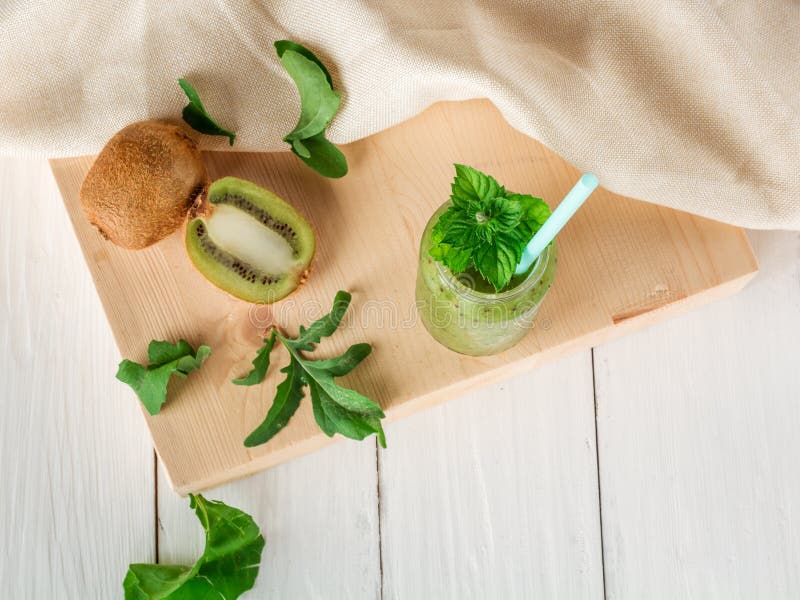 Obst und Gemüse Smoothies aus Kiwi, Arugula heraus lizenzfreie stockfotografie Obst und Gemüse Smoothies aus Kiwi, Arugula heraus lizenzfreie stockfotografie