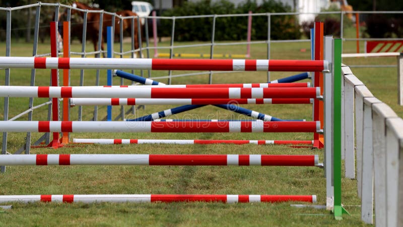 Obstacles colorés au sol pour sauter des chevaux et des cavaliers à l'école d'équitation en arrière-plan Obstacles de chevaux dan photographie stock libre de droits Obstacles colorés au sol pour sauter des chevaux et des cavaliers à l'école d'équitation en arrière-plan Obstacles de chevaux dan photographie stock libre de droits