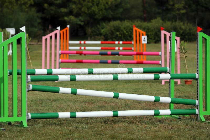 Obstacles colorés au sol pour sauter des chevaux et des cavaliers à l'école d'équitation en arrière-plan Obstacles de chevaux dan photos libres de droits Obstacles colorés au sol pour sauter des chevaux et des cavaliers à l'école d'équitation en arrière-plan Obstacles de chevaux dan photos libres de droits