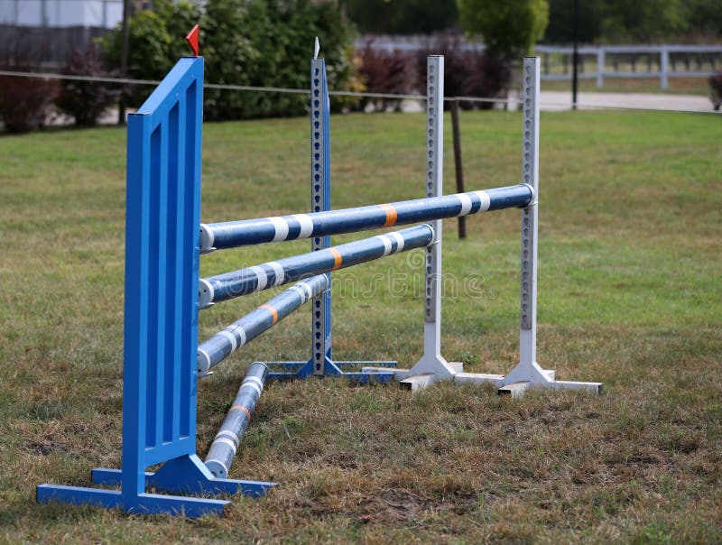 Obstacles colorés au sol pour sauter des chevaux et des cavaliers à l'école d'équitation en arrière-plan Obstacles de chevaux dan image stock Obstacles colorés au sol pour sauter des chevaux et des cavaliers à l'école d'équitation en arrière-plan Obstacles de chevaux dan image stock