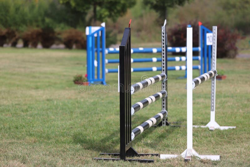 Obstacles colorés au sol pour sauter des chevaux et des cavaliers à l'école d'équitation en arrière-plan Obstacles de chevaux dan images libres de droits Obstacles colorés au sol pour sauter des chevaux et des cavaliers à l'école d'équitation en arrière-plan Obstacles de chevaux dan images libres de droits