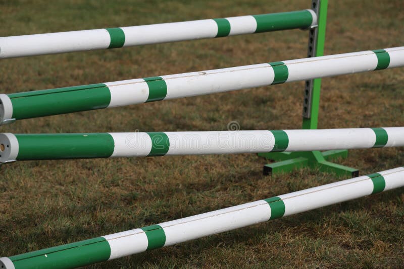 Obstacles colorés au sol pour sauter des chevaux et des cavaliers à l'école d'équitation en arrière-plan Obstacles de chevaux dan images libres de droits Obstacles colorés au sol pour sauter des chevaux et des cavaliers à l'école d'équitation en arrière-plan Obstacles de chevaux dan images libres de droits