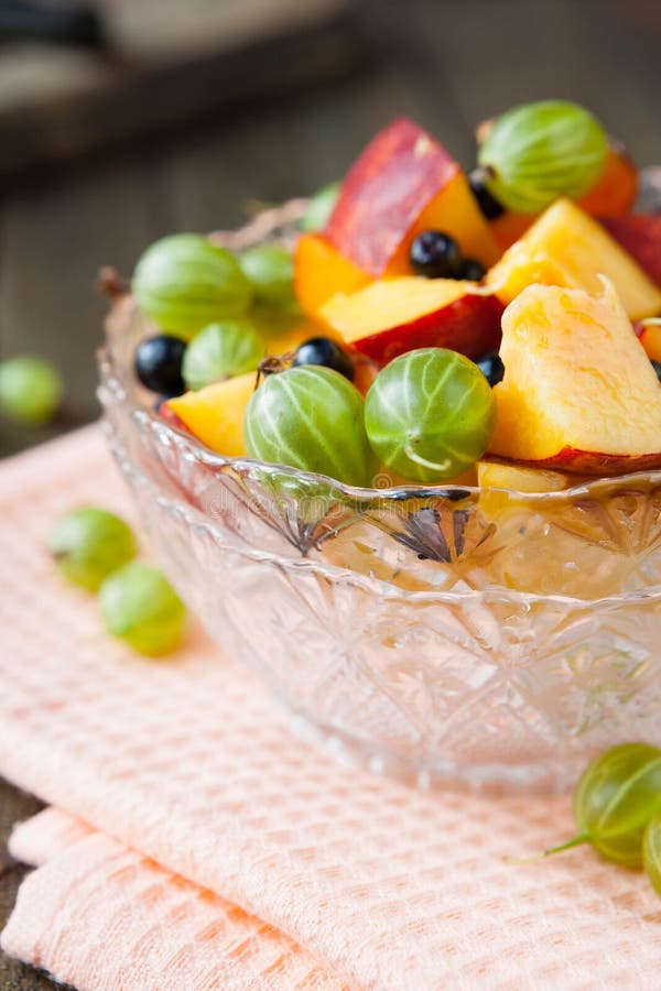 Obstsalat mit Beeren stockfoto. Bild von nahrung, schnitt - 31979656