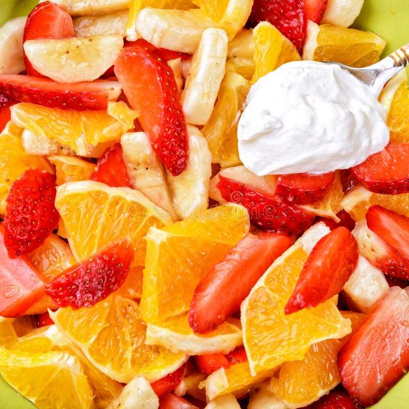 Salat Mit Erdbeeren, Orangen, Bananen Und Sauerrahm Stockfoto - Bild ...