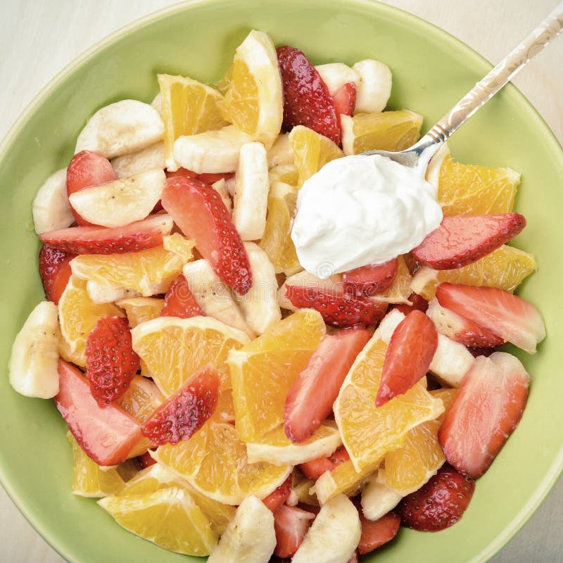 Salat Mit Erdbeeren, Orangen, Bananen Und Sauerrahm Stockfoto - Bild ...