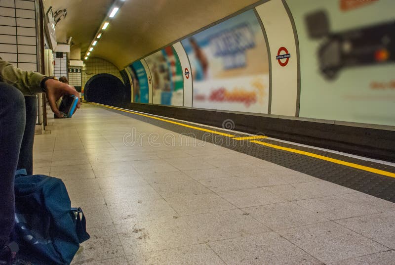 Obsługuje czekać na metro w Leicester kwadrata stacji zdjęcie stock Obsługuje czekać na metro w Leicester kwadrata stacji zdjęcie stock